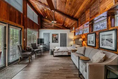 Downtown Dunedin B&B - Rustic Cabin with Pool