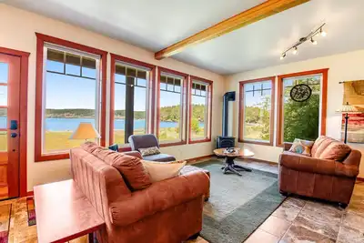Image de Bayfront home w/private beach, water/mountain views, gas grill, deck, gas stove