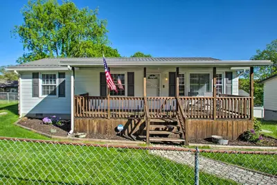 Image de Dog-Friendly Fayetteville Home w/ Hot Tub!