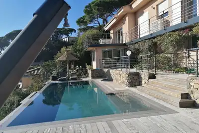 Image de Vue mer directe 180 degrés Saint Tropez Piscine miroir plein sud chauffée