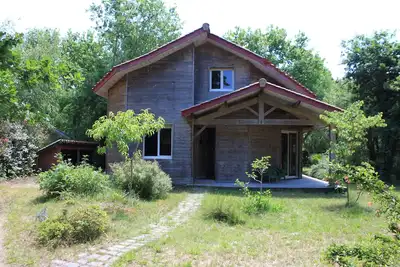 Image de Maison en bois entre forĂŞt et lac