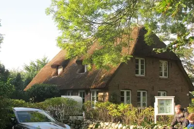 Image de Thatched vacation home for 5 people in the village center of Nieblum