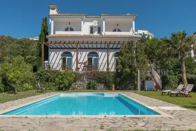 Villa Lino avec vue sur les montagnes, piscine, jardin et Wi-Fi.