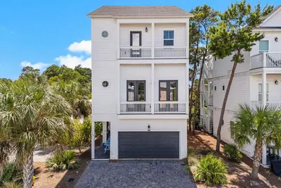 Image de 30a Beach House - Pet Friendly, Sleeps 12 - Beach, Pool, Golf Cart, 4 Bikes Incl