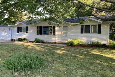 Image de Nice house with large lot close to bars and Lake Geneva