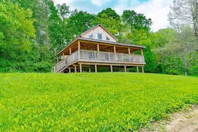 Image de Panoramic Point Cabin | 2br, 1ba, Rustic, Hot Tub, Fireplace