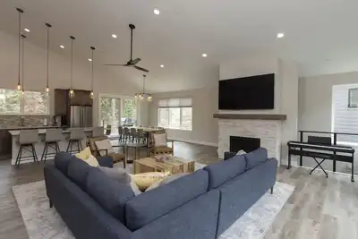 Image de Home Across from Purg - Hot Tub, Ping Pong, Foosball, Ac, Multiple Decks