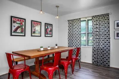 Image de Red Star Guest House | Pet-friendly | Close to Main