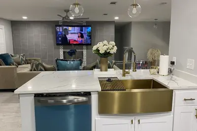 Image de Modern 4 bedroom home with pool. Sleeps 10-12 comfortable.