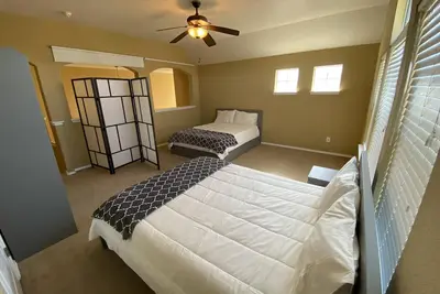 Image de Large & Beautiful Sfr in Upscale Neighborhood 1 King & 4 Queens+ Sleeper. Heb