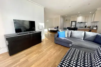Image de Large Apartment in Great Cbd Location by Readyset!