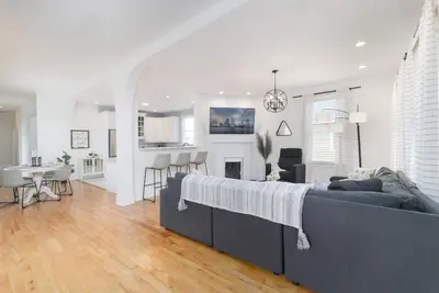 Image de Sunny Historic 2br | Minutes to Stadium + Main St