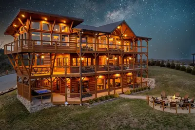 Image de 360 Deck Mountain Views Hot Tub Out Door FirePit Game Room 5 King Beds Sleeps 20