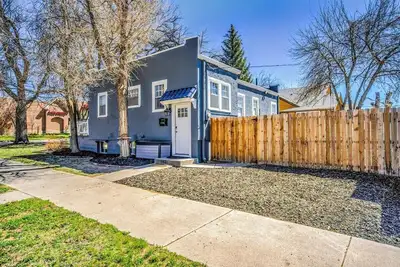 Image de Olympic Flat! Downtown w Hot Tub, Bbq & Fire pit