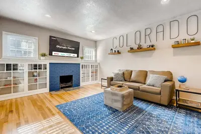 Image de Olympic House! Downtown w Hot Tub, Fire pit & Bbq