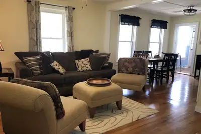 Image de Updated Quaint Cottage Steps to Weirs Beach Boardwalk, Eats & Fun!