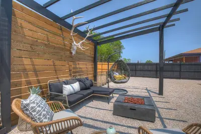Image de The Das Apfelhaus! A Luxurious and Eclectic Escape Near Main!
