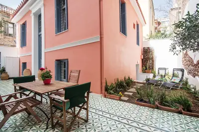 Image de Maison neoclassique avec jardin au centre d' Athènes.