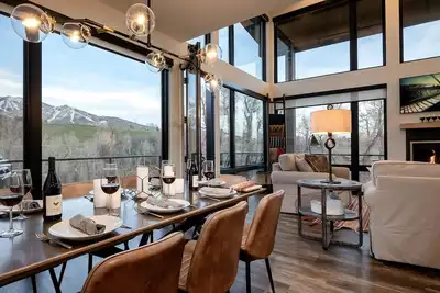 Image de 4br + Hot Tub + Deck + Mountain Views - Hilltop Chateau