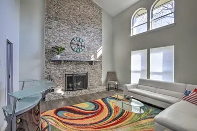 Image de Justin Richardson Home w\/ Outdoor Oasis & Movie Room