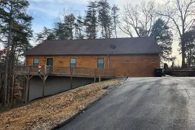 Image de Mountainside Hideaway Cabin 20min to Dollywood+King Beds+Large Game Room+HotTub!
