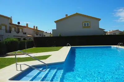 House in léstartit, swimming pool, community garden