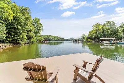 Image de Easy Lakefront Path to Private Dock & Lake. Plenty of room for the whole family.