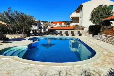 Luxurious 2-bedroom apartment with terrace and pool