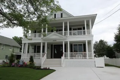 Image de 4 Blocks to Beach and Promenade Walk to downtown.