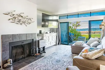 Image de Water Front, beach access, indoor pool, soaking hot tub, Bbq, Jl103
