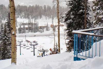 Image de Ski-in/ski-out condo with mountain-view balcony & shared pool - walk to lake