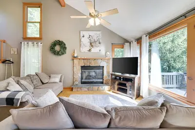 Image de 3 mins to Camelback Ski - Gorgeous Pocono House