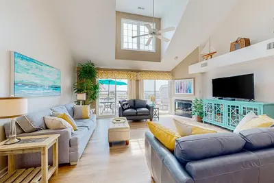 Image de Dog-friendly home with water-view balconies, on-site pool, washer/dryer, Ac