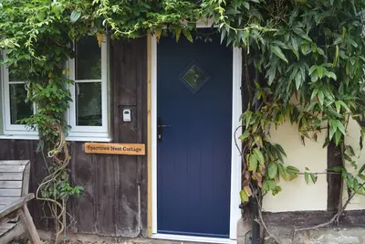 Sparrows Nest Cottage - sleeps 2 guests  in 1 bedroom