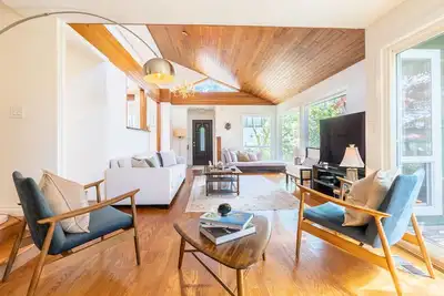 Image de 3 Br house in a true craftsman home in North Vancouver With Dt View.