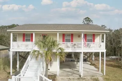 Image de White Pelican bayou waterfront 3 bed, fishing, canoes included, beach nearby