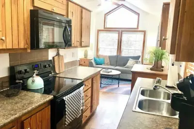 Image de Coyote cabin in 2 acre boutique tiny home resort with pool!