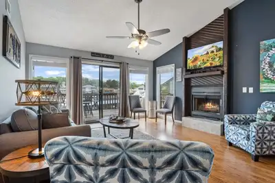 Image de Summertime Blues-Top Floor Waterfront!