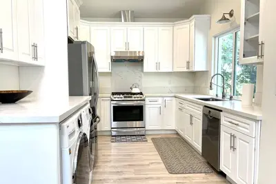 Image de Beautiful modern bright brand new guest house 2 beds and 2 baths