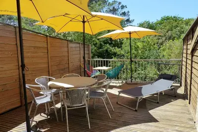 Image de Résidence Les Dunes. Entre lac et océan, villa patio pour 5 personnes avec grande terrasse en bois
