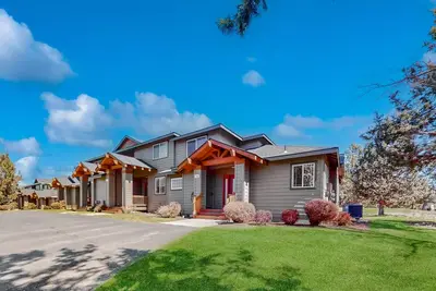Image de Relaxation & Adventure in Eagle Crest: Charming Townhouse with Resort Amenities
