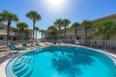 Image de 2 bedroom Beachfront condo with pool & wi-fi, near Daytona & Flagler Beach