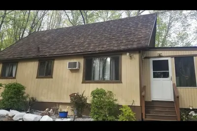 Image de Cozy relaxing cabin in energizing area of woods. — 5 minute walk from the river!