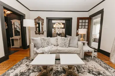 Image de Stay in a Designer’s Home – Mkat Interiors