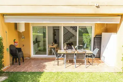 Image de MagnĂfica duplex renovado con piscina garaje y jardĂn, frente a la playa de. . .