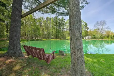Image de 'The Red Pine Cabin' w/ Private Pond & Dock!