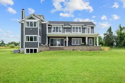 Image de Summit Hill House with Pond with Mountain Views