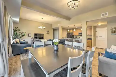 Image de Grand Haven Condo - Walk to Nearby Hot Spots!