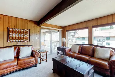 Image de Mountain view condo with ski-in/out access, pool, deck & fireplace