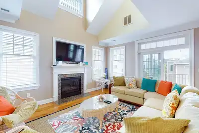Image de Sunny townhome steps from beach with WiFi, fireplace, Ac & washer/dryer